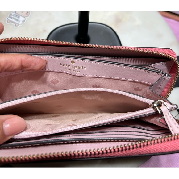 Kate Spade New York
PICNIC IN THE PARK LARGE CONTINENTAL WALLET 🍓LIMITED EDITION - Picture 11 of 13